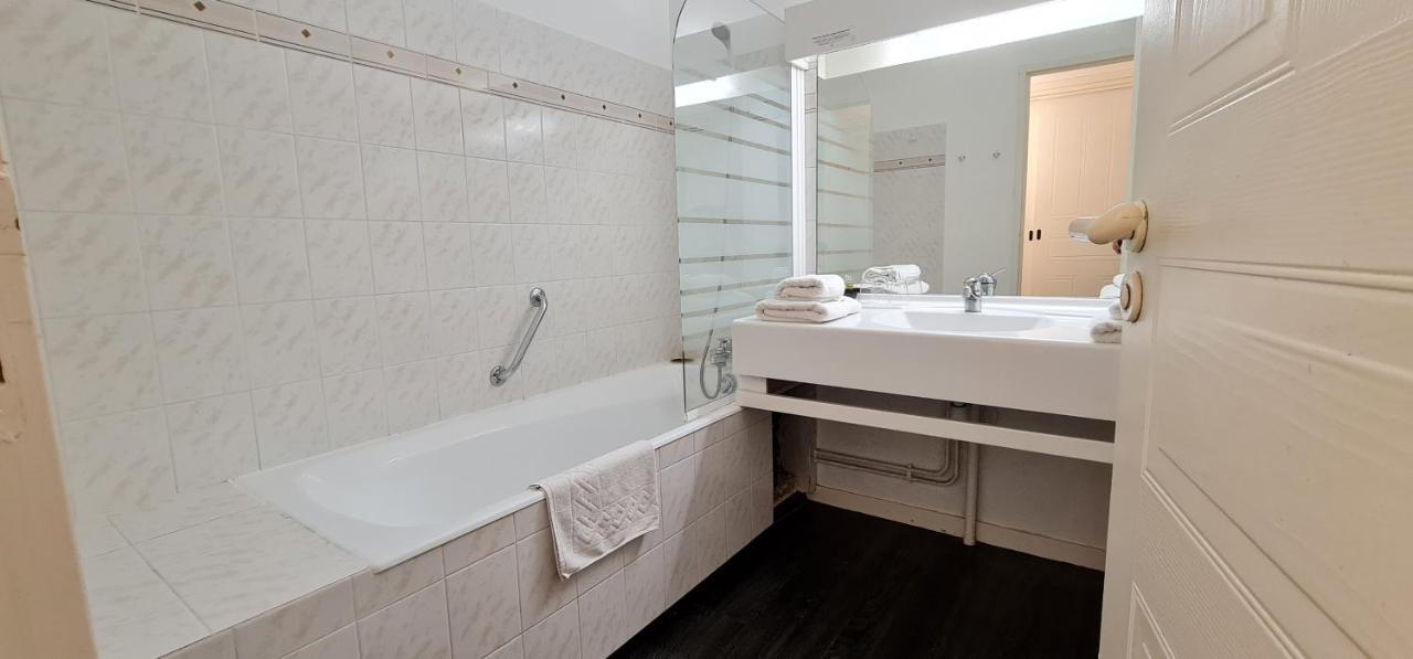 Fasthotel Oloron Hostellerie Du Paon Blanc 러비생트크리스투 외부 사진