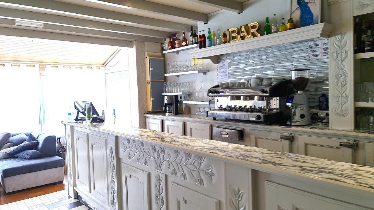 Fasthotel Oloron Hostellerie Du Paon Blanc 러비생트크리스투 외부 사진